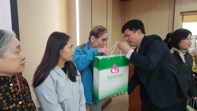 Công đoàn cơ sở Ngân hàng CSXH thành phố Hà Nội, tặng quà cho các hộ khó khăn, gia đình chính sách tại phường Hà Đông- Ảnh 1.