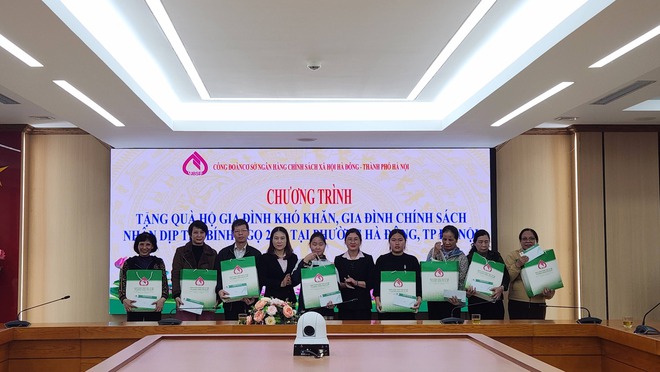 Công đoàn cơ sở Ngân hàng CSXH thành phố Hà Nội, tặng quà cho các hộ khó khăn, gia đình chính sách tại phường Hà Đông- Ảnh 4.