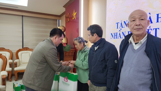 Công đoàn cơ sở Ngân hàng CSXH thành phố Hà Nội, tặng quà cho các hộ khó khăn, gia đình chính sách tại phường Hà Đông- Ảnh 2.