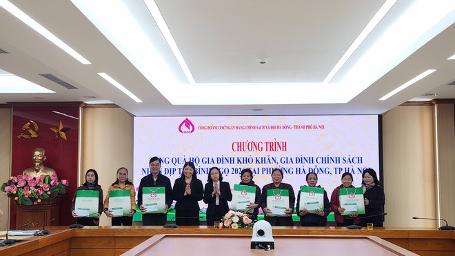 Công đoàn cơ sở Ngân hàng CSXH thành phố Hà Nội, tặng quà cho các hộ khó khăn, gia đình chính sách tại phường Hà Đông- Ảnh 5.