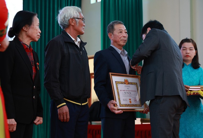 ĐẢNG BỘ XÃ TRUNG GIÃ CÓ 21 ĐẢNG VIÊN ĐƯỢC TRAO HUY HIỆU ĐẢNG ĐỢT 3/2 NĂM 2026- Ảnh 9.