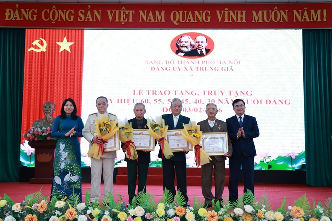 ĐẢNG BỘ XÃ TRUNG GIÃ CÓ 21 ĐẢNG VIÊN ĐƯỢC TRAO HUY HIỆU ĐẢNG ĐỢT 3/2 NĂM 2026- Ảnh 7.