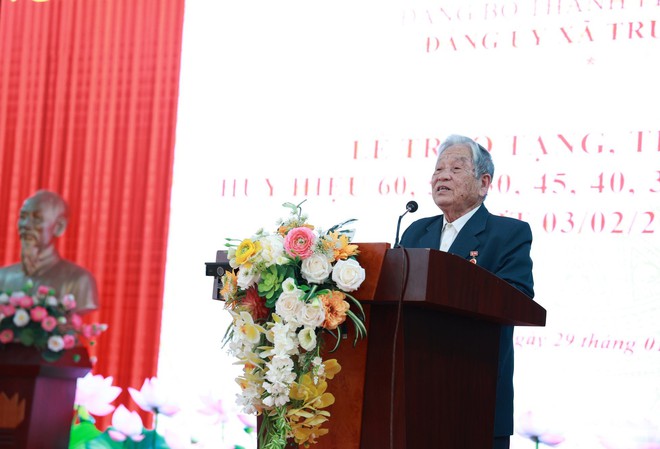 ĐẢNG BỘ XÃ TRUNG GIÃ CÓ 21 ĐẢNG VIÊN ĐƯỢC TRAO HUY HIỆU ĐẢNG ĐỢT 3/2 NĂM 2026- Ảnh 1.