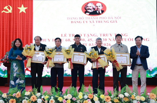 ĐẢNG BỘ XÃ TRUNG GIÃ CÓ 21 ĐẢNG VIÊN ĐƯỢC TRAO HUY HIỆU ĐẢNG ĐỢT 3/2 NĂM 2026- Ảnh 5.