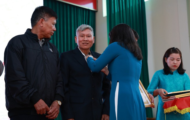 ĐẢNG BỘ XÃ TRUNG GIÃ CÓ 21 ĐẢNG VIÊN ĐƯỢC TRAO HUY HIỆU ĐẢNG ĐỢT 3/2 NĂM 2026- Ảnh 6.