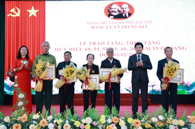 ĐẢNG BỘ XÃ TRUNG GIÃ CÓ 21 ĐẢNG VIÊN ĐƯỢC TRAO HUY HIỆU ĐẢNG ĐỢT 3/2 NĂM 2026- Ảnh 8.