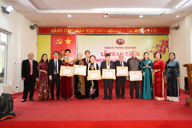 Phường Kiến Hưng long trọng tổ chức Lễ trao Huy hiệu đảng cho 60 đồng chí- Ảnh 3.