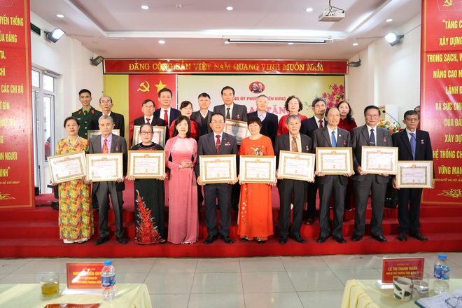 Phường Kiến Hưng long trọng tổ chức Lễ trao Huy hiệu đảng cho 60 đồng chí- Ảnh 4.