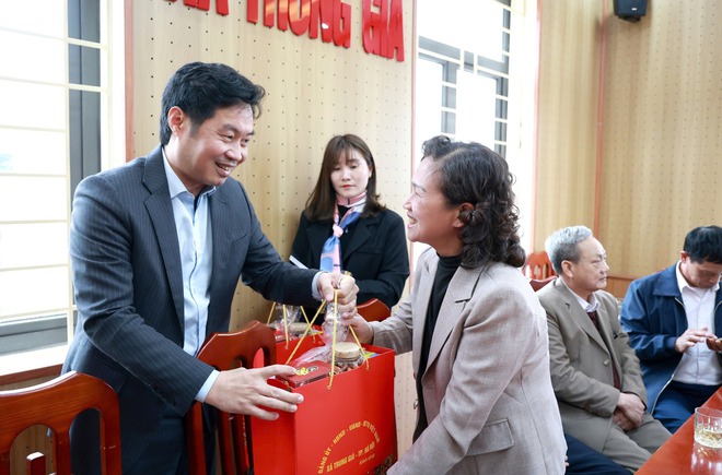 TRUNG GIÃ GẶP MẶT CÁN BỘ CHỦ CHỐT CÁC THỜI KỲ 
NHÂN DỊP CHUẨN BỊ ĐÓN XUÂN BÍNH NGỌ 2026- Ảnh 4.