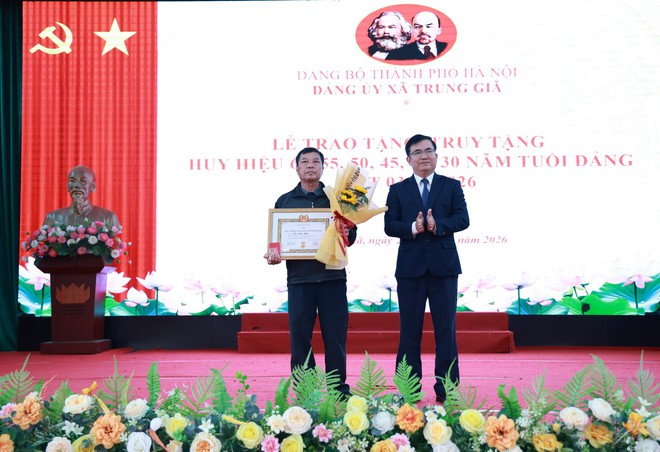 ĐẢNG BỘ XÃ TRUNG GIÃ CÓ 21 ĐẢNG VIÊN ĐƯỢC TRAO HUY HIỆU ĐẢNG ĐỢT 3/2 NĂM 2026- Ảnh 4.