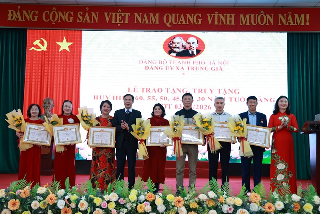 ĐẢNG BỘ XÃ TRUNG GIÃ CÓ 21 ĐẢNG VIÊN ĐƯỢC TRAO HUY HIỆU ĐẢNG ĐỢT 3/2 NĂM 2026- Ảnh 3.