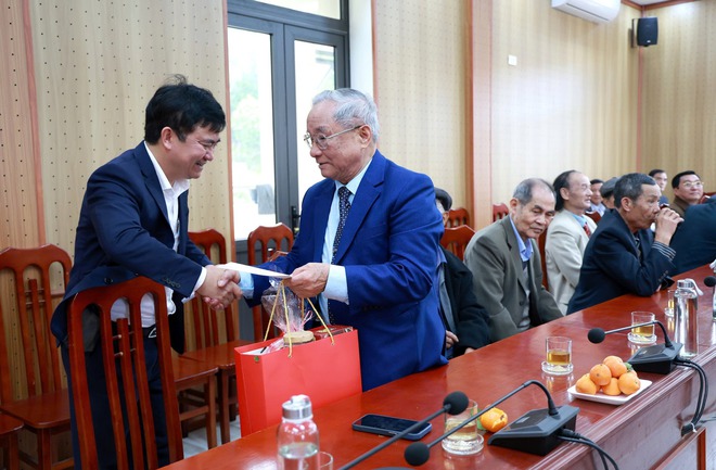 TRUNG GIÃ GẶP MẶT CÁN BỘ CHỦ CHỐT CÁC THỜI KỲ 
NHÂN DỊP CHUẨN BỊ ĐÓN XUÂN BÍNH NGỌ 2026- Ảnh 8.