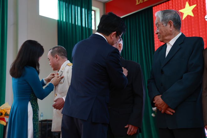 ĐẢNG BỘ XÃ TRUNG GIÃ CÓ 21 ĐẢNG VIÊN ĐƯỢC TRAO HUY HIỆU ĐẢNG ĐỢT 3/2 NĂM 2026- Ảnh 2.