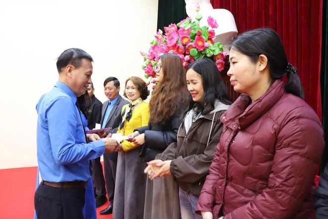 Ấm áp chương trình “Tết Sum vầy - Xuân ơn Đảng” của công đoàn xã Hồng Vân- Ảnh 8.