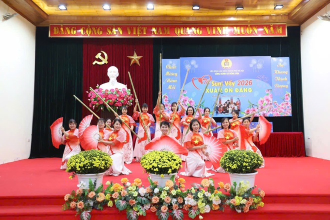 Ấm áp chương trình “Tết Sum vầy - Xuân ơn Đảng” của công đoàn xã Hồng Vân- Ảnh 2.