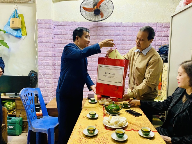 Khương Đình: Thăm hỏi, tặng quà các gia đình người có công với cách mạng và người cao tuổi tròn 100- Ảnh 4.