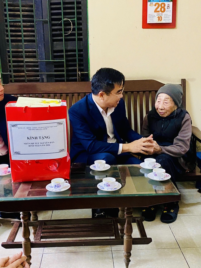 Khương Đình: Thăm hỏi, tặng quà các gia đình người có công với cách mạng và người cao tuổi tròn 100- Ảnh 1.