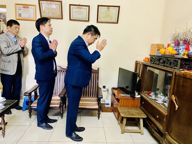 Khương Đình: Thăm hỏi, tặng quà các gia đình người có công với cách mạng và người cao tuổi tròn 100- Ảnh 2.