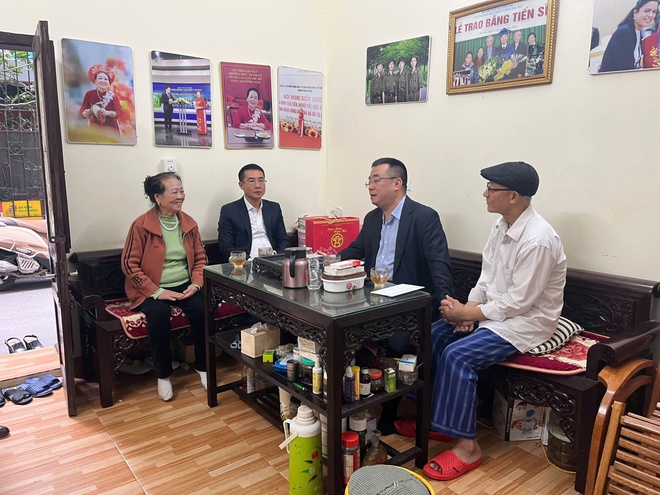 Khương Đình: Thăm hỏi, tặng quà các gia đình người có công với cách mạng và người cao tuổi tròn 100- Ảnh 9.