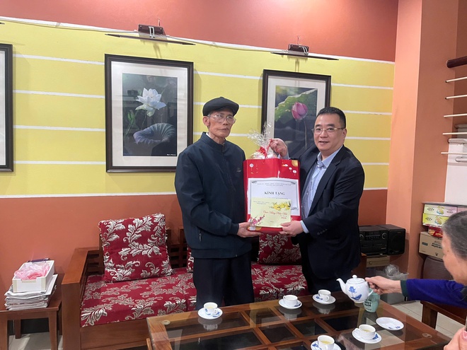 Khương Đình: Thăm hỏi, tặng quà các gia đình người có công với cách mạng và người cao tuổi tròn 100- Ảnh 7.