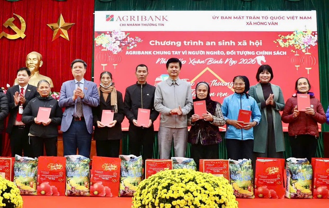 Đại biểu Quốc hội TP Hà Nội phối hợp tặng quà Tết tại xã Hồng Vân- Ảnh 2.