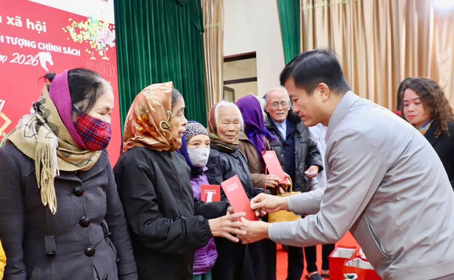 Đại biểu Quốc hội TP Hà Nội phối hợp tặng quà Tết tại xã Hồng Vân- Ảnh 3.