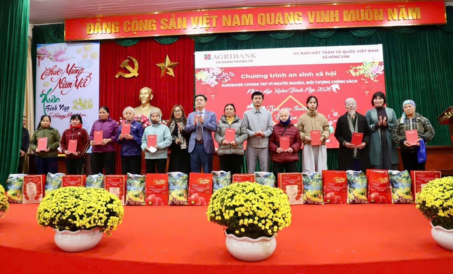 Đại biểu Quốc hội TP Hà Nội phối hợp tặng quà Tết tại xã Hồng Vân- Ảnh 4.