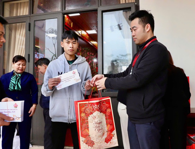 Đại biểu Quốc hội TP Hà Nội phối hợp tặng quà Tết tại xã Hồng Vân- Ảnh 5.