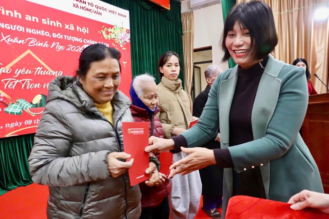 Đại biểu Quốc hội TP Hà Nội phối hợp tặng quà Tết tại xã Hồng Vân- Ảnh 6.