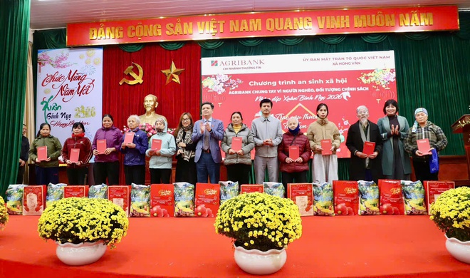 Đại biểu Quốc hội TP Hà Nội phối hợp tặng quà Tết tại xã Hồng Vân- Ảnh 7.