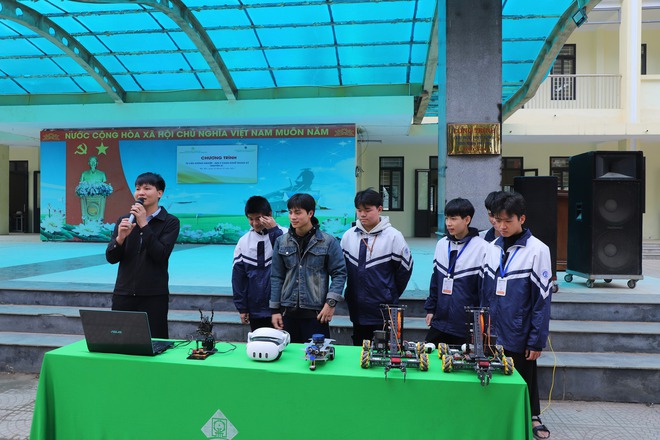 Định hướng tương lai, khơi dậy đam mê công nghệ cho học sinh Trường THPT Chương Mỹ B- Ảnh 2.