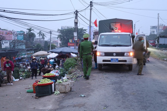 XÃ CỔ ĐÔ RA QUÂN GIẢI TỎA CÁC VI PHẠM VỀ HÀNH LANG AN TOÀN GIAO THÔNG, CÁC ĐIỂM CHỢ DÂN SINH TRÊN ĐỊA BÀN- Ảnh 1.