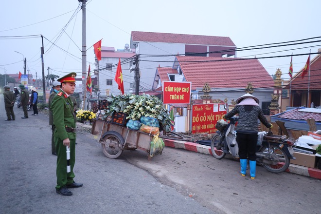 XÃ CỔ ĐÔ RA QUÂN GIẢI TỎA CÁC VI PHẠM VỀ HÀNH LANG AN TOÀN GIAO THÔNG, CÁC ĐIỂM CHỢ DÂN SINH TRÊN ĐỊA BÀN- Ảnh 2.