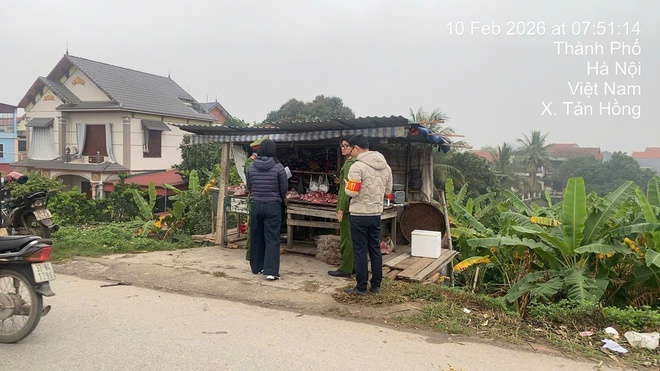 XÃ CỔ ĐÔ RA QUÂN GIẢI TỎA CÁC VI PHẠM VỀ HÀNH LANG AN TOÀN GIAO THÔNG, CÁC ĐIỂM CHỢ DÂN SINH TRÊN ĐỊA BÀN- Ảnh 3.