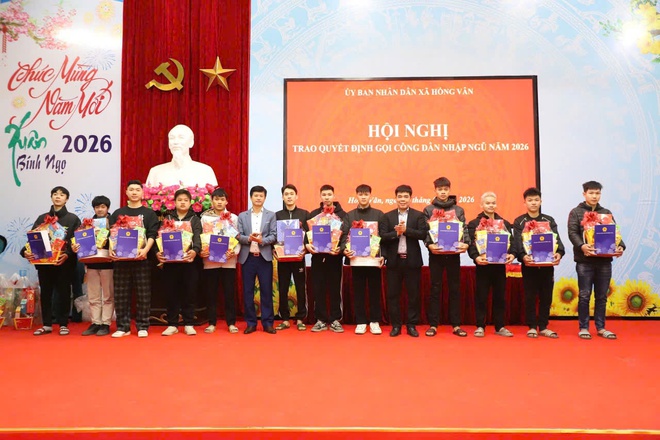 Xã Hồng Vân trao quyết định, tặng quà động viên công dân nhập ngũ năm 2026- Ảnh 3.