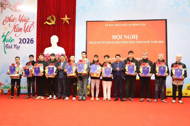 Xã Hồng Vân trao quyết định, tặng quà động viên công dân nhập ngũ năm 2026- Ảnh 2.