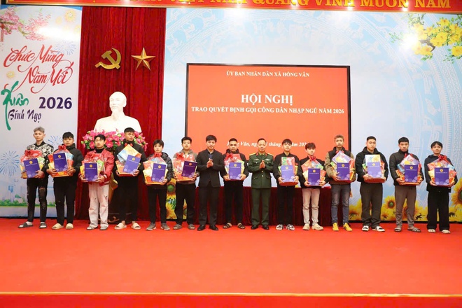 Xã Hồng Vân trao quyết định, tặng quà động viên công dân nhập ngũ năm 2026- Ảnh 1.