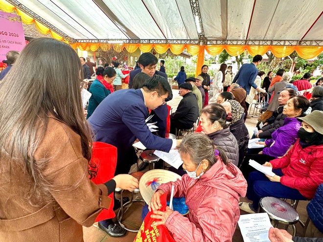 Khương Đình: Trao 300 suất quà "Tết nhân ái" Xuân Bính Ngọ 2026 tại chùa Phụng Lộc- Ảnh 2.