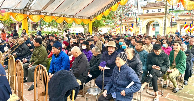 Khương Đình: Trao 300 suất quà "Tết nhân ái" Xuân Bính Ngọ 2026 tại chùa Phụng Lộc- Ảnh 5.