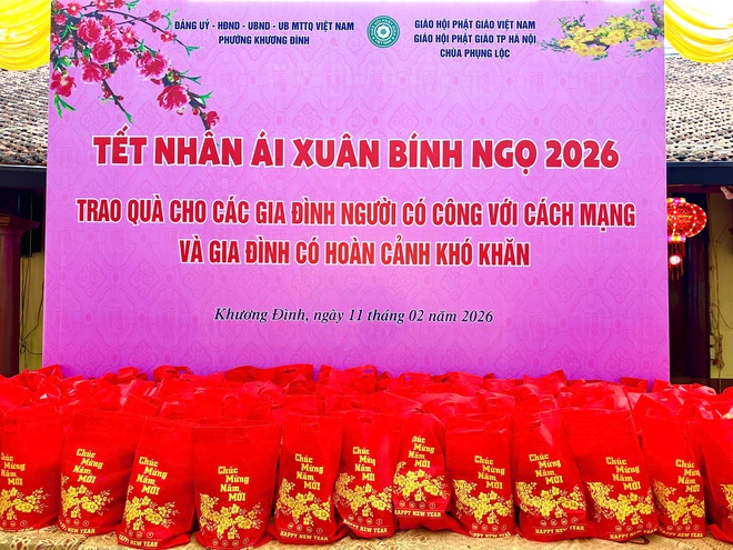 Khương Đình: Trao 300 suất quà "Tết nhân ái" Xuân Bính Ngọ 2026 tại chùa Phụng Lộc- Ảnh 4.