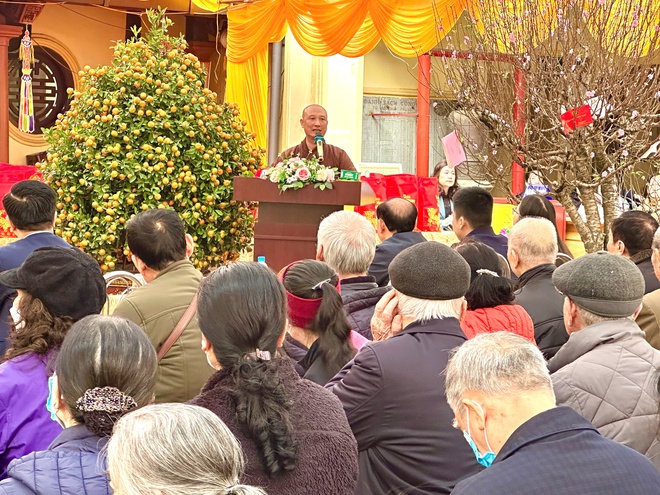 Khương Đình: Trao 300 suất quà "Tết nhân ái" Xuân Bính Ngọ 2026 tại chùa Phụng Lộc- Ảnh 3.