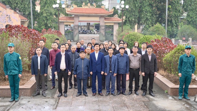 Xã Hồng Vân lễ dâng hương, dâng hoa tại các điểm Nghĩa trang liệt sĩ trên địa bàn xã- Ảnh 1.