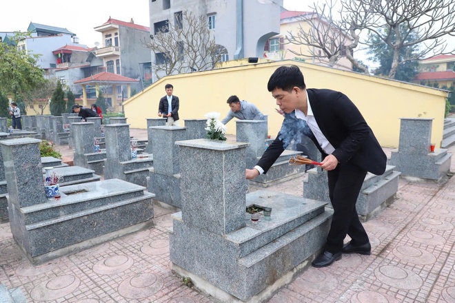 Xã Hồng Vân lễ dâng hương, dâng hoa tại các điểm Nghĩa trang liệt sĩ trên địa bàn xã- Ảnh 2.