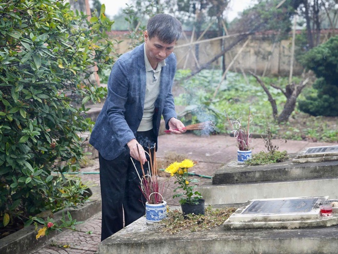 Xã Hồng Vân lễ dâng hương, dâng hoa tại các điểm Nghĩa trang liệt sĩ trên địa bàn xã- Ảnh 5.