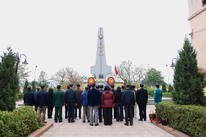 Xã Hồng Vân lễ dâng hương, dâng hoa tại các điểm Nghĩa trang liệt sĩ trên địa bàn xã- Ảnh 12.