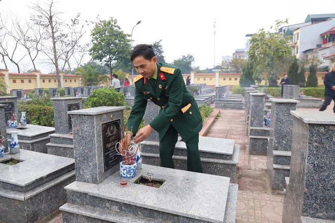 Xã Hồng Vân lễ dâng hương, dâng hoa tại các điểm Nghĩa trang liệt sĩ trên địa bàn xã- Ảnh 13.