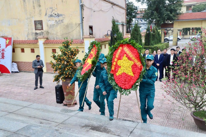 Xã Hồng Vân lễ dâng hương, dâng hoa tại các điểm Nghĩa trang liệt sĩ trên địa bàn xã- Ảnh 8.