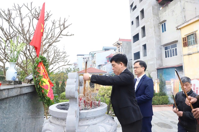 Xã Hồng Vân lễ dâng hương, dâng hoa tại các điểm Nghĩa trang liệt sĩ trên địa bàn xã- Ảnh 10.