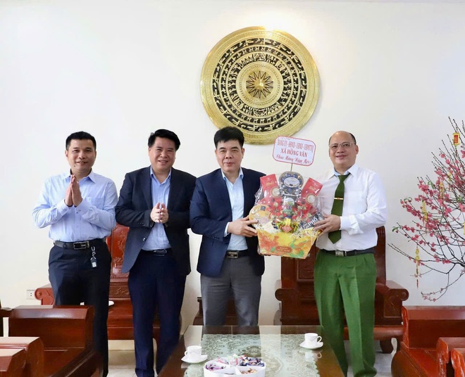 Lãnh đạo xã Hồng Vân thăm, động viên và chúc Tết các đơn vị làm nhiệm vụ trực Tết Xuân Bính Ngọ 2026- Ảnh 2.