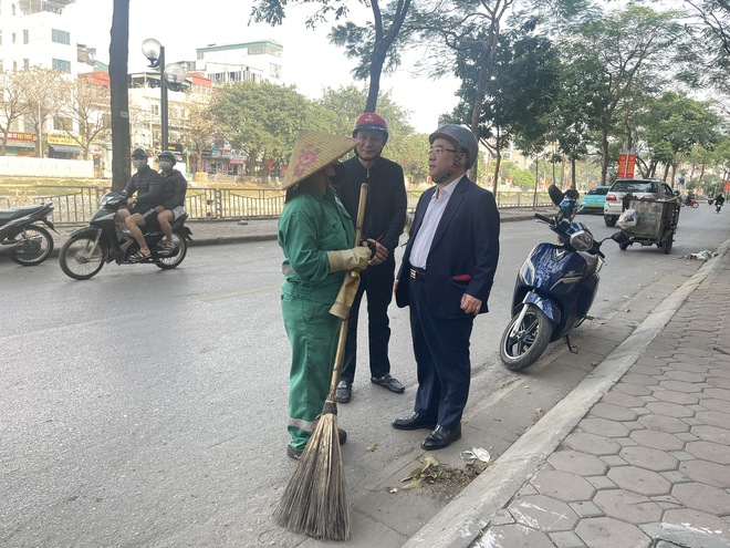 Chủ tịch UBND phường Khương Đình thăm, động viên lực lượng bảo đảm vệ sinh môi trường dịp tết- Ảnh 1.